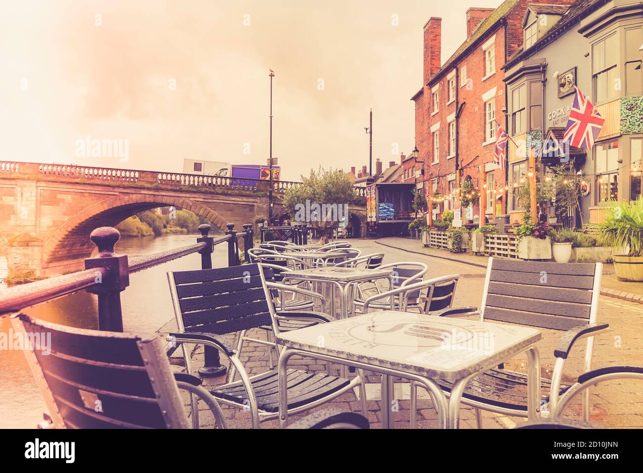 Freie, leere Tische und Stühle vor dem Pub am Fluss in der Touristenstadt Bewdley UK in Worcestershire. Niemand isst auswärts, keine Gäste essen 'al fresco'. Stockfoto