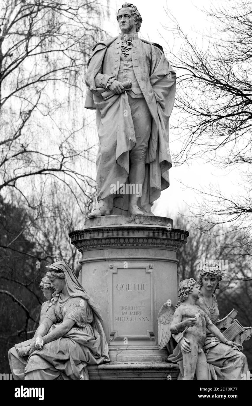 Berlin / Deutschland - 18. Februar 2017: Das Goethe-Denkmal, Denkmal des deutschen Schriftstellers Johann Wolfgang von Goethe von Fritz Schaper, in Tierkarte Stockfoto