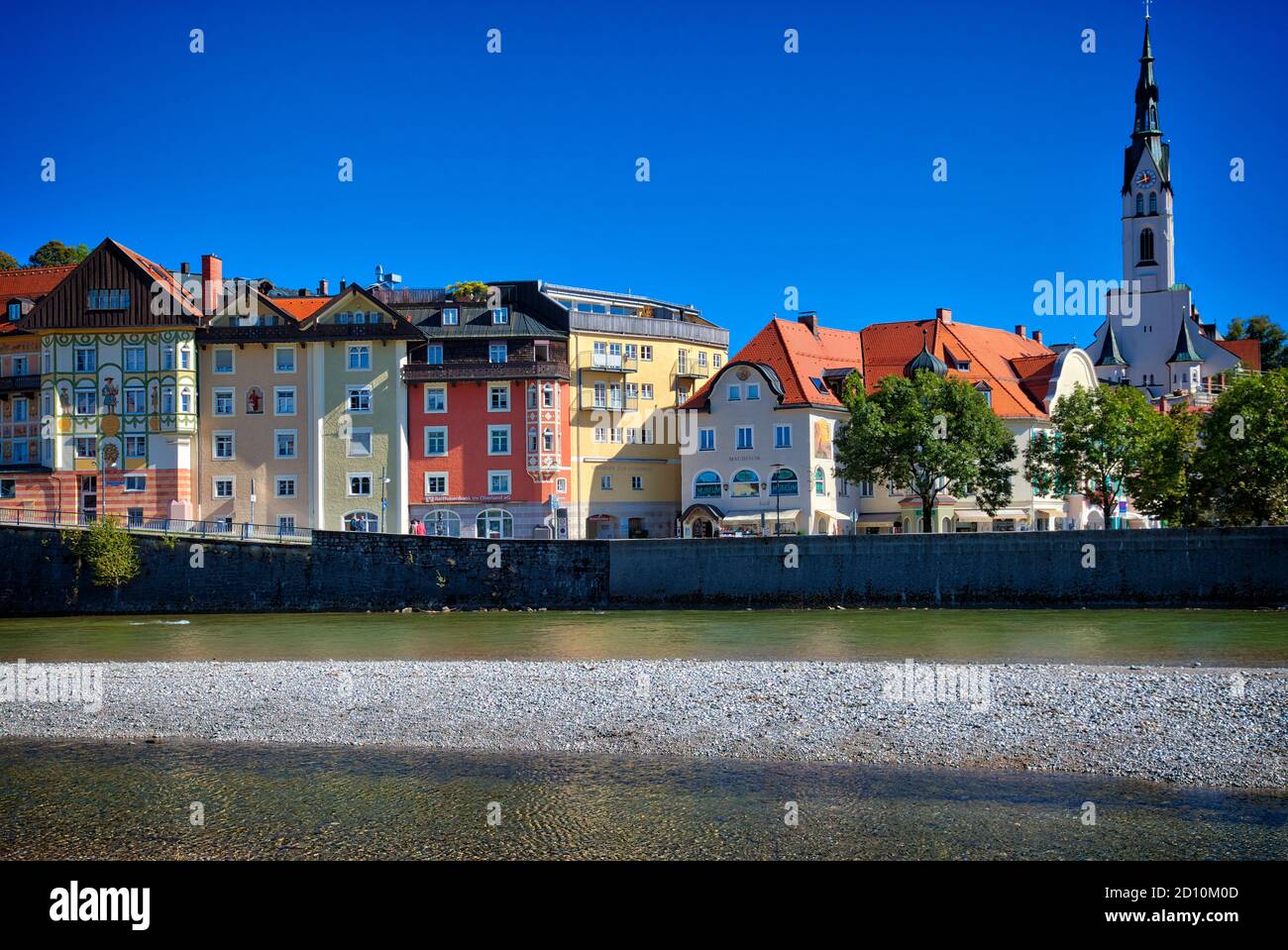 DE - BAYERN: Blick auf die Altstadt von Bad Tölz mit der Isar im Vordergrund Stockfoto