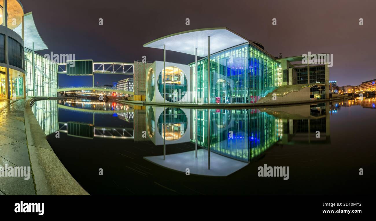 Berlin / Deutschland - 16. Februar 2017: Das Marie-Elisabeth-Lüders-Haus, parlamentarischer Komplex im neuen Regierungsviertel Berlins, reflektiert in S Stockfoto