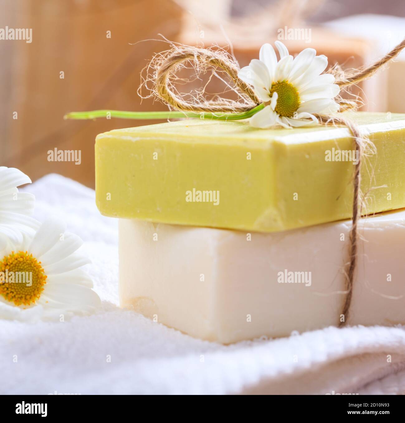 Hausgemachte Kamillenseifen. Weiße und gelbe Farbe handgemachte Seifenstücke Nahaufnahme. Natürliche gesunde Kräuterkosmetik Stockfoto