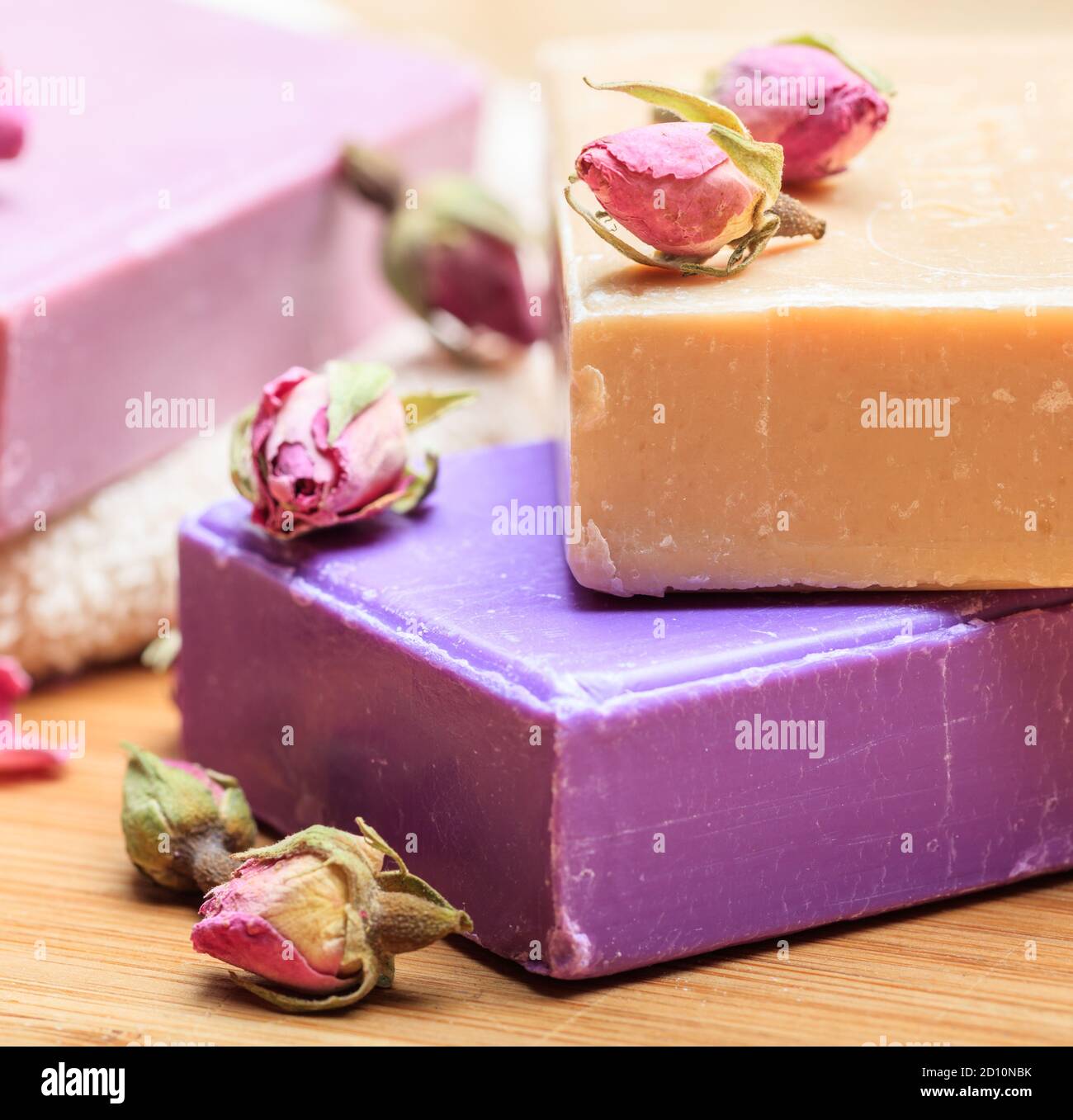 Hausgemachte Rosenseifen. Pastellfarben handgemachte Seifenstücke Nahaufnahme. Natürliche gesunde Kräuterkosmetik Stockfoto