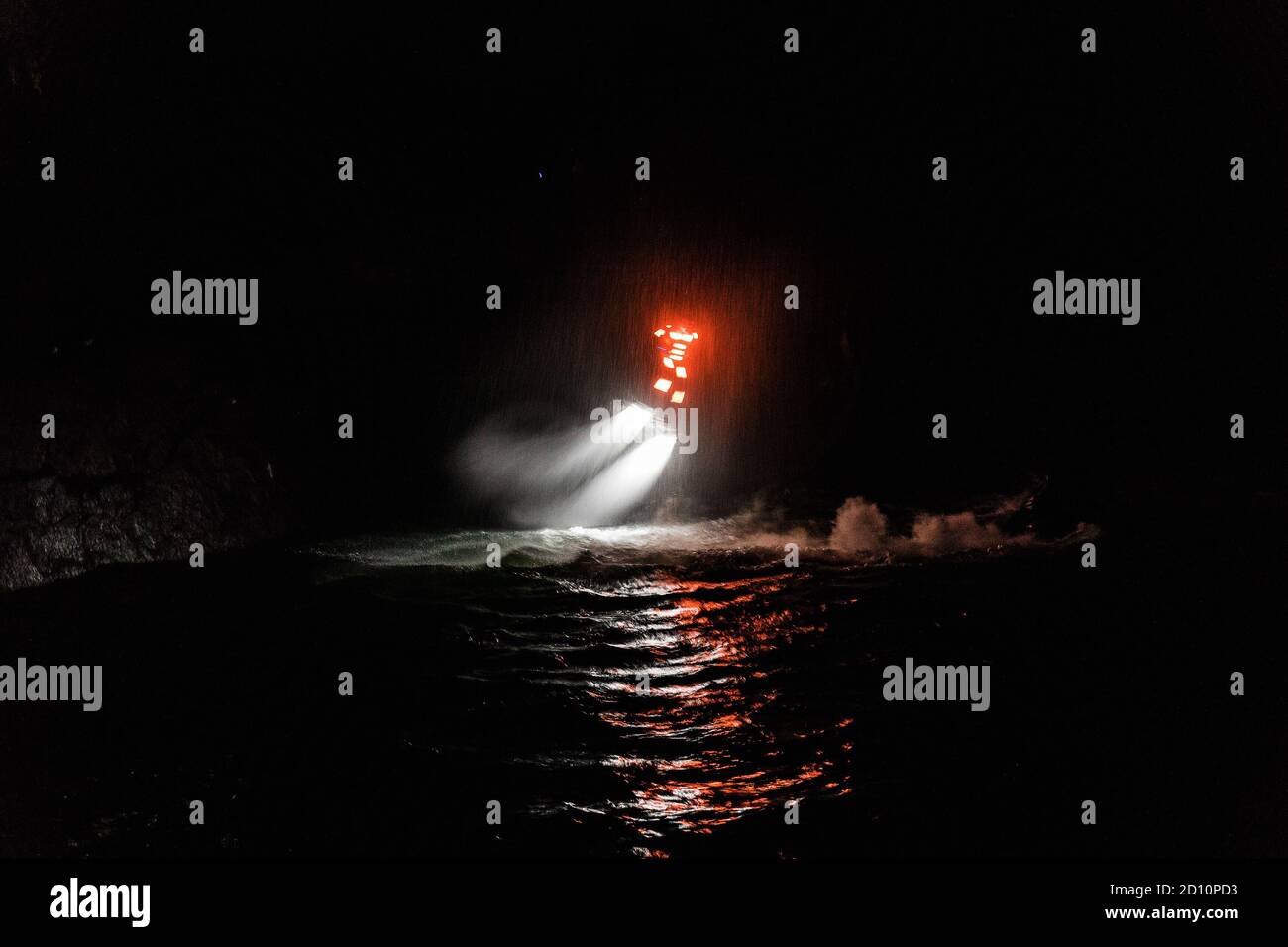Flyboarding bei Nacht in einem Steinbruch in der Tschechischen Republik. Ein nicht identifizierter Mann führt nachts das Flyboarding durch. Bewegungseffekt, Langzeitbelichtung. Stockfoto