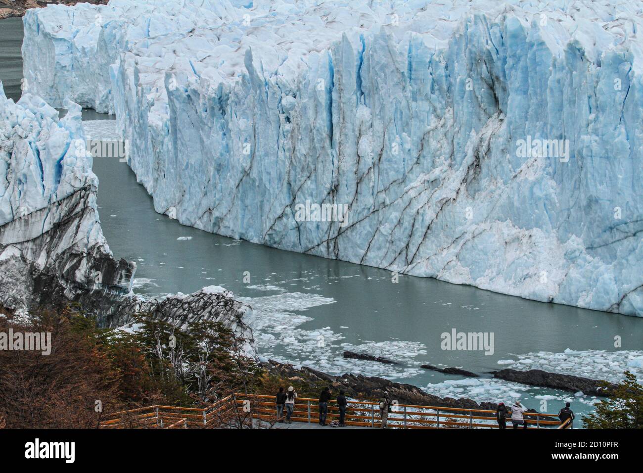 Ausflug von El Calafate, 80 km nördlich, zur beeindruckenden Eisfront des Glaciar Perito Moreno. Die Eisfront ist sehr aktiv und Kälber. Stockfoto