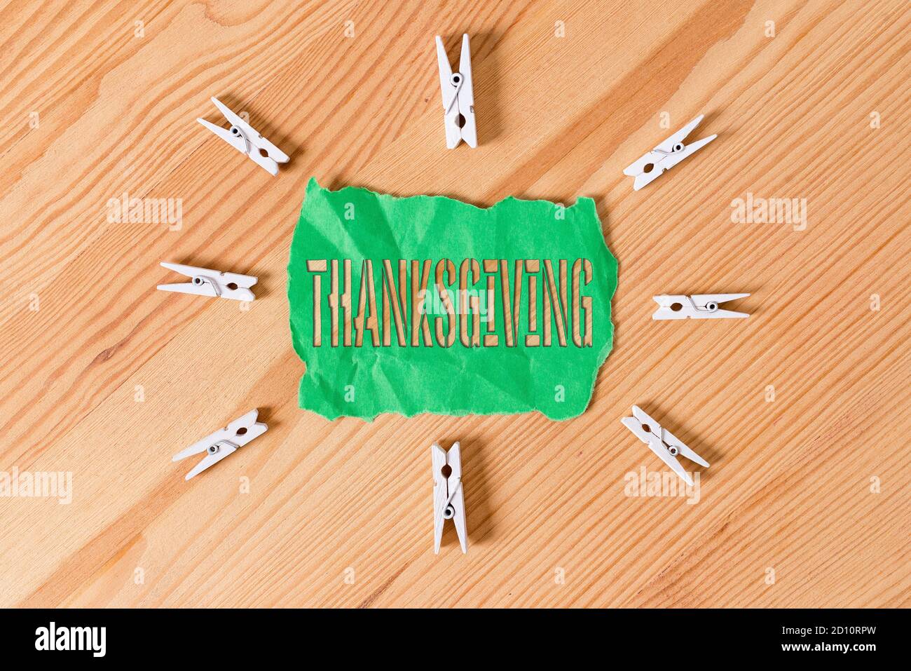 Textschild mit Thanksgiving. Business Foto Text öffentliche Anerkennung oder Feier der göttlichen Güte farbige Wäscheklammer Papiere leer Erinnerung w Stockfoto