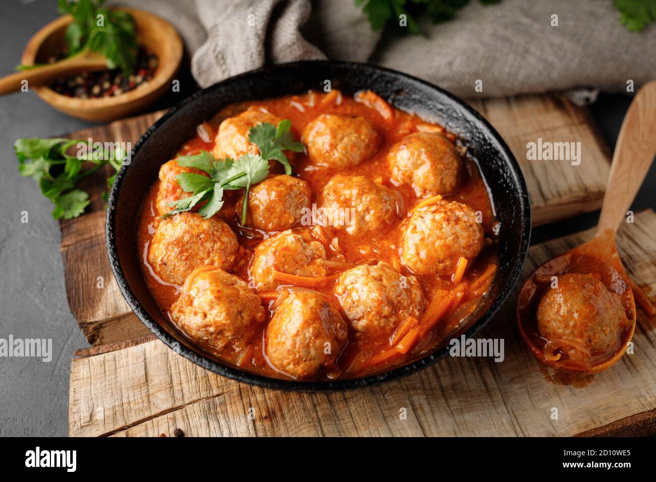 Fleischbällchen in einer Pfanne in süß-saurer Tomatensauce Stockfoto