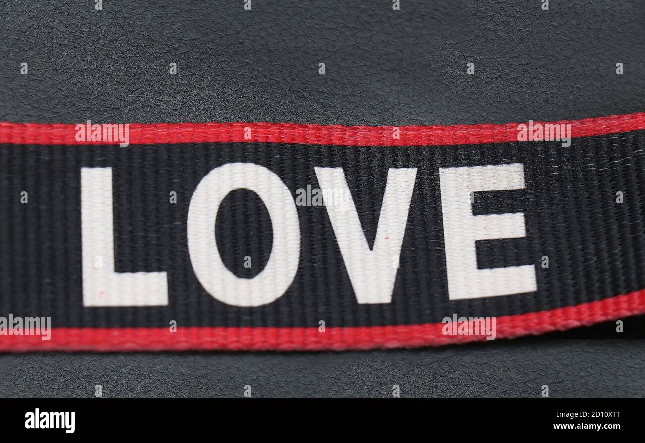 Love Word Text auf schwarzem Textilband Stockfoto