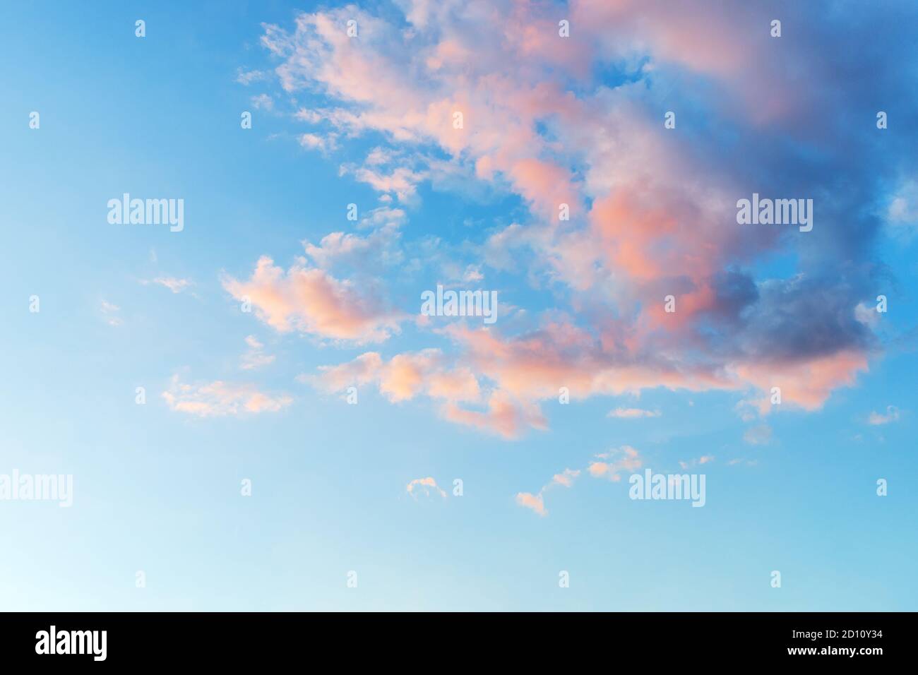 Vanillehimmel. Blauer Sonnenuntergang Himmel mit hellrosa Wolken. Ruhige Skyscape kurz vor dem Sonnenuntergang. Pastellfarben Himmel für romantische Stimmung Hintergrund. Stockfoto