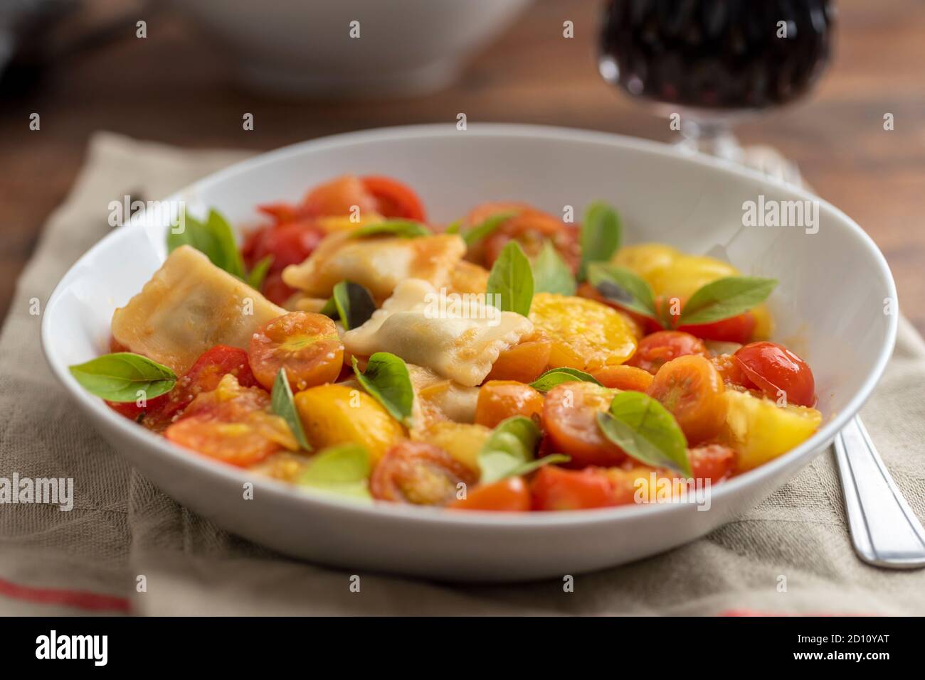 Vegane Tortellini mit einer Kirschtomate-Sauce. Stockfoto