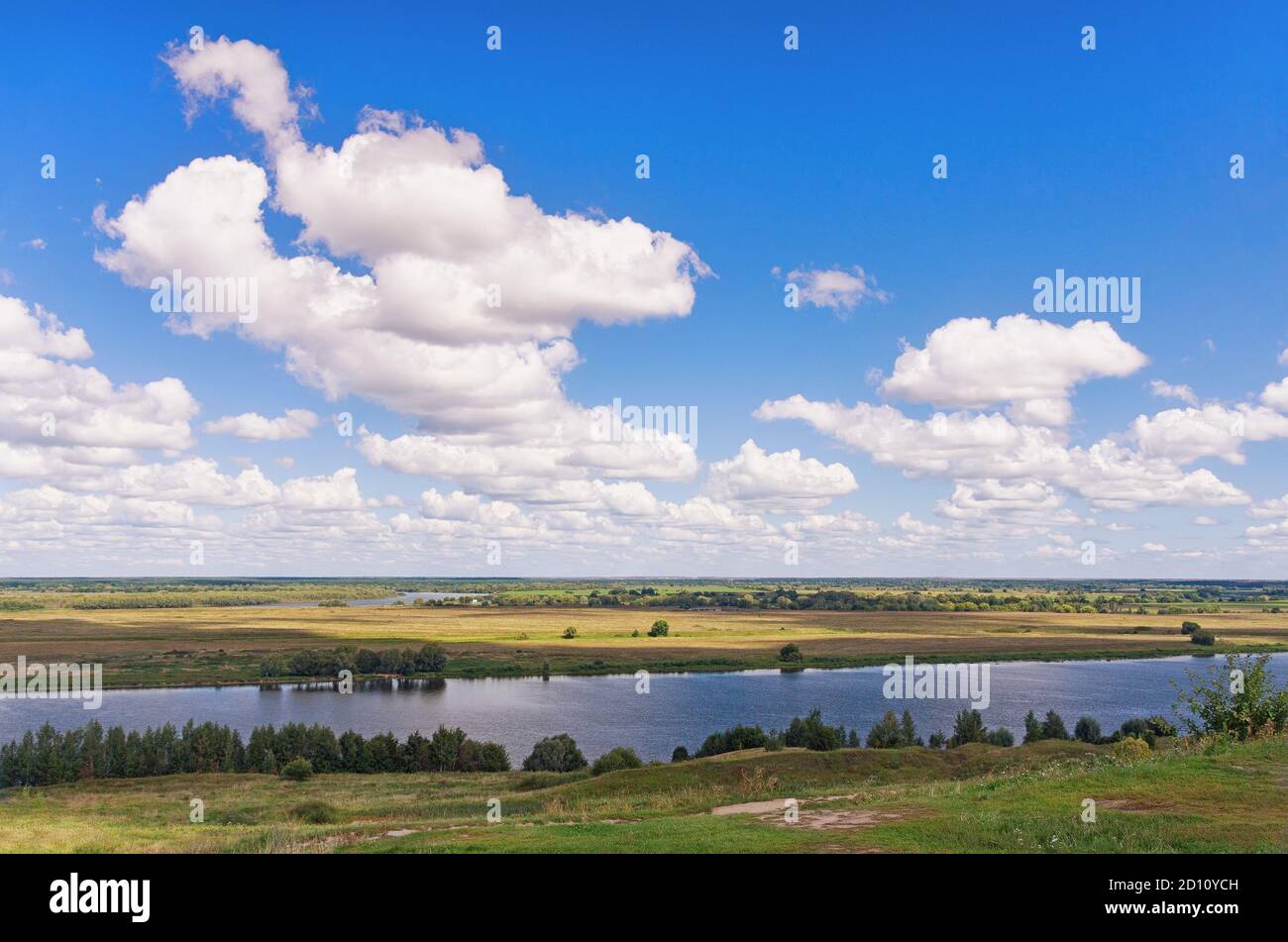 Ufer des Flusses Oka in der Nähe des Dorfes Konstantinovo. Zentralrussland, Region Rjasan Stockfoto