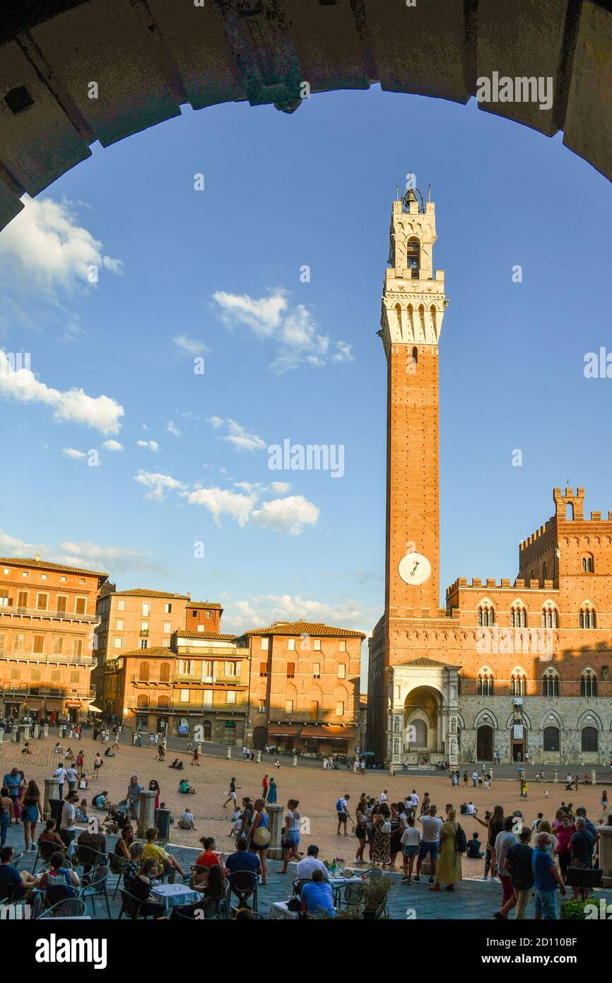 Piazza del Campo, Hauptplatz von Siena, wo der berühmte Palio stattfindet, mit Palazzo Pubblico Rathaus und Torre del Mangia Turm, Toskana, Italien Stockfoto