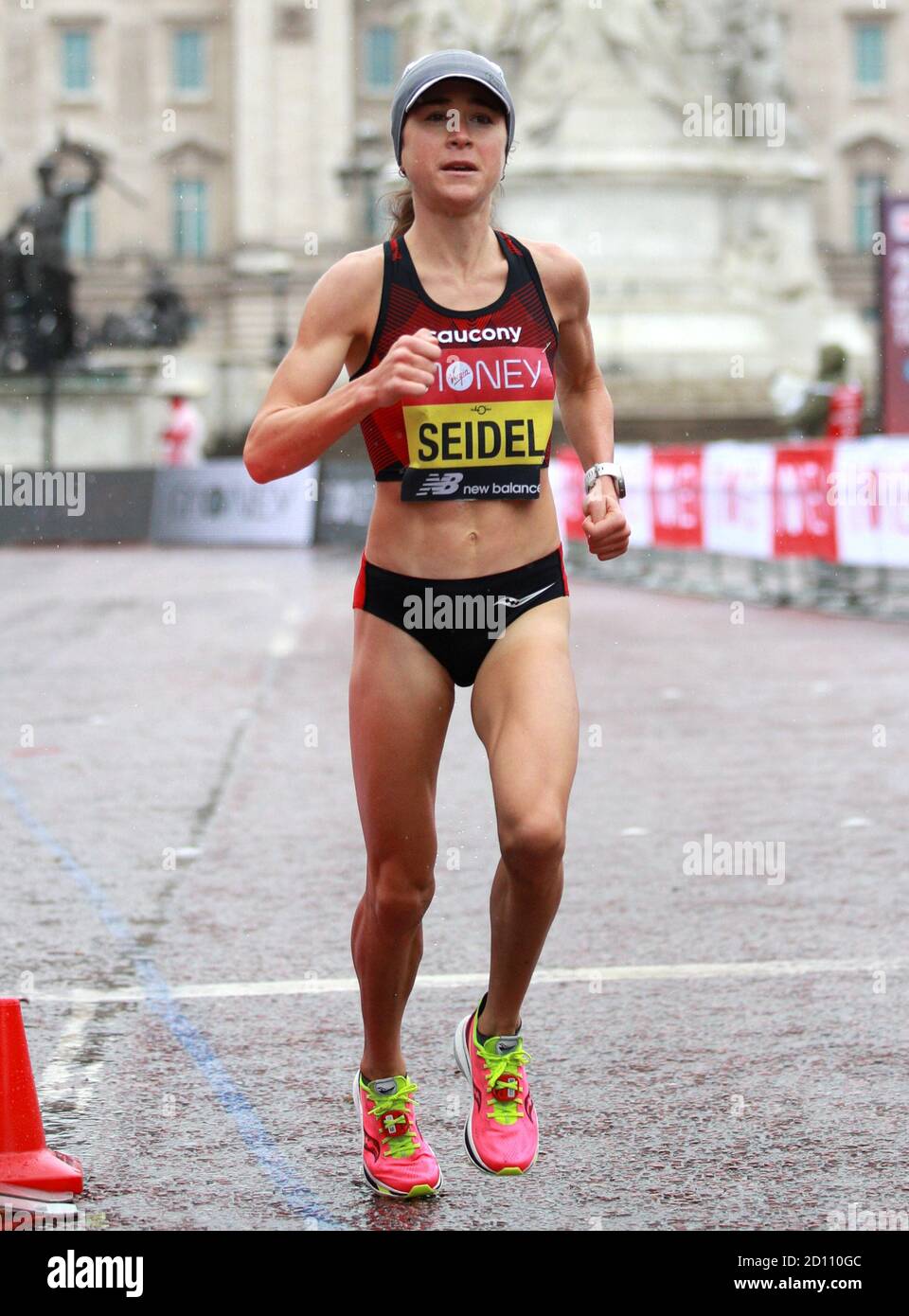 Die US-Amerikanerinnen Molly Seidel beim Women's Elite Race während des Virgin Money London Marathon rund um den St James' Park in Aktion. Stockfoto