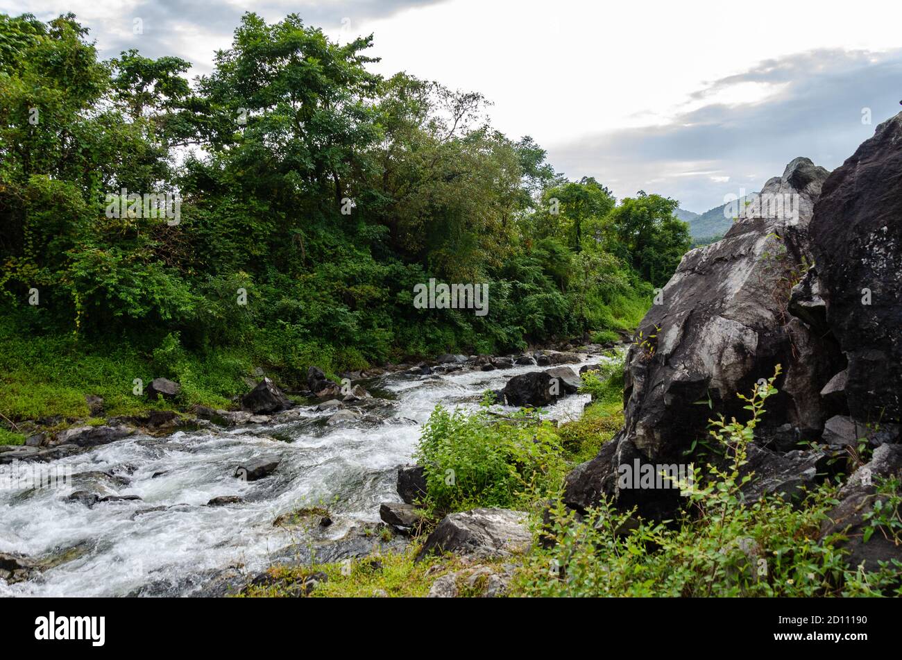 Blick auf die Chapoli-Wasserfälle in Canacona, Goa, Indien Stockfoto