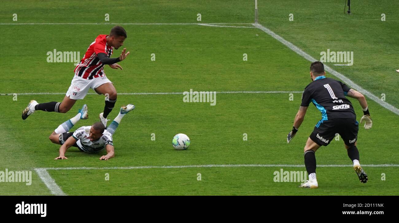 Curitiba, Brasilien. Oktober 2020. W. Matheus bittet um ein Foul während Coritiba x São Paulo im Couto Pereira Stadion in Curitiba, PR. Kredit: Carlos Pereyra/FotoArena/Alamy Live Nachrichten Stockfoto