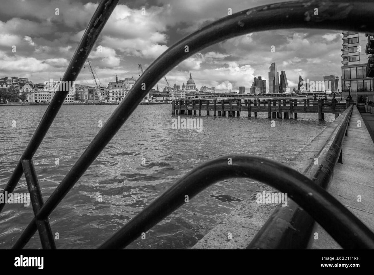 Eine monochrome Ansicht der Stadt London vom South Bank. Stockfoto