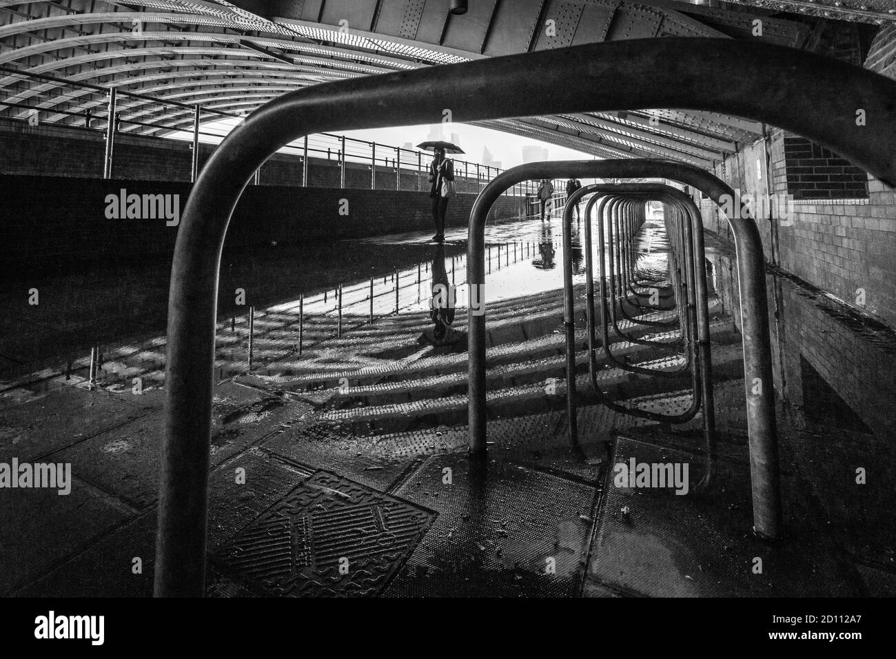 Ein Blick auf die Straße, und Reflexionen von unter Blackfriar's Bridge in London. Stockfoto