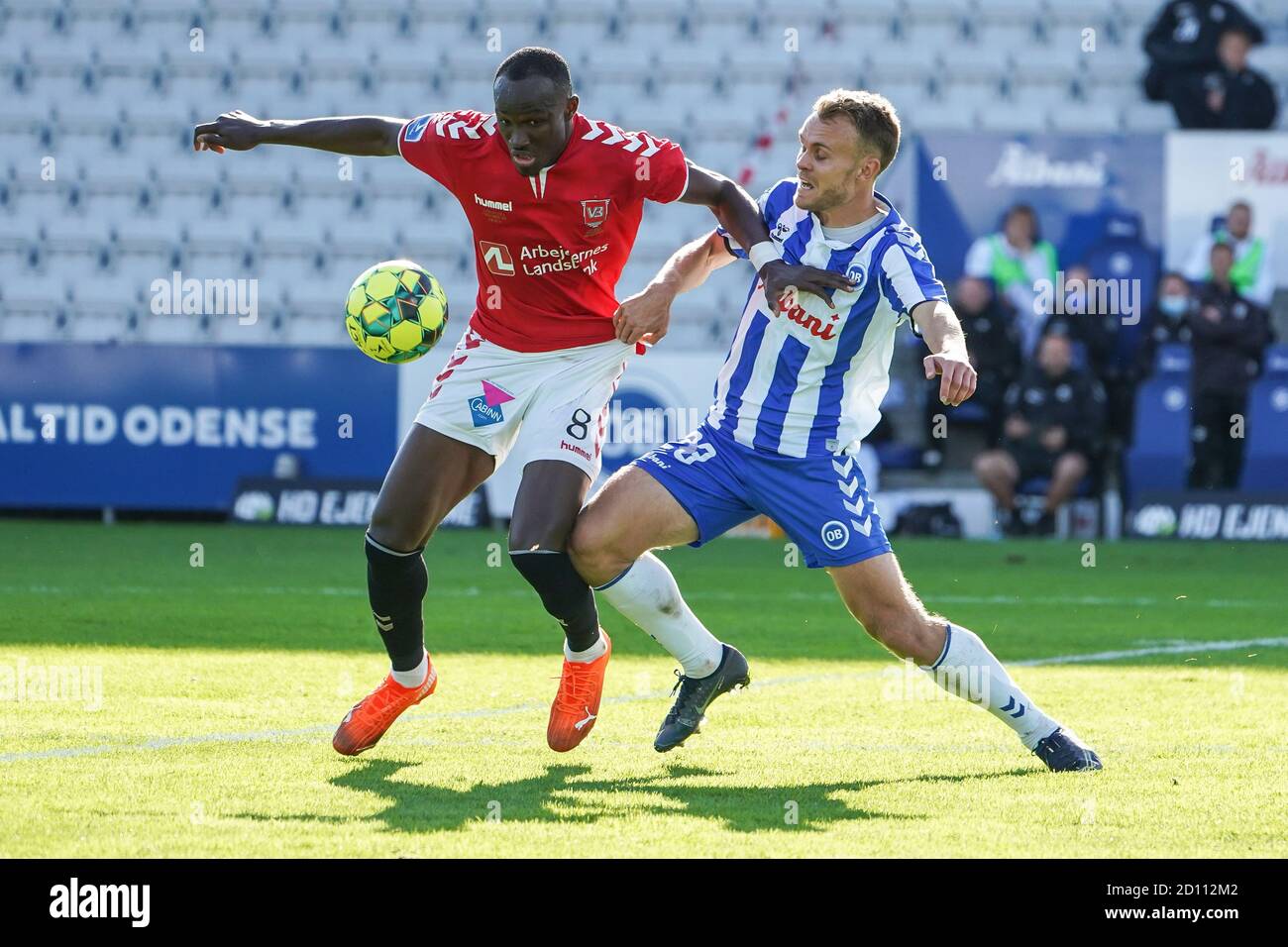 Odense, Dänemark. Oktober 2020. Raphael Dwamena (8) von Vejle Boldklub und Troels Klove (23) von ob beim 3F Superliga Match zwischen Odense Boldklub und Vejle Boldklub im Nature Energy Park in Odense. (Foto Kredit: Gonzales Foto/Alamy Live News Stockfoto