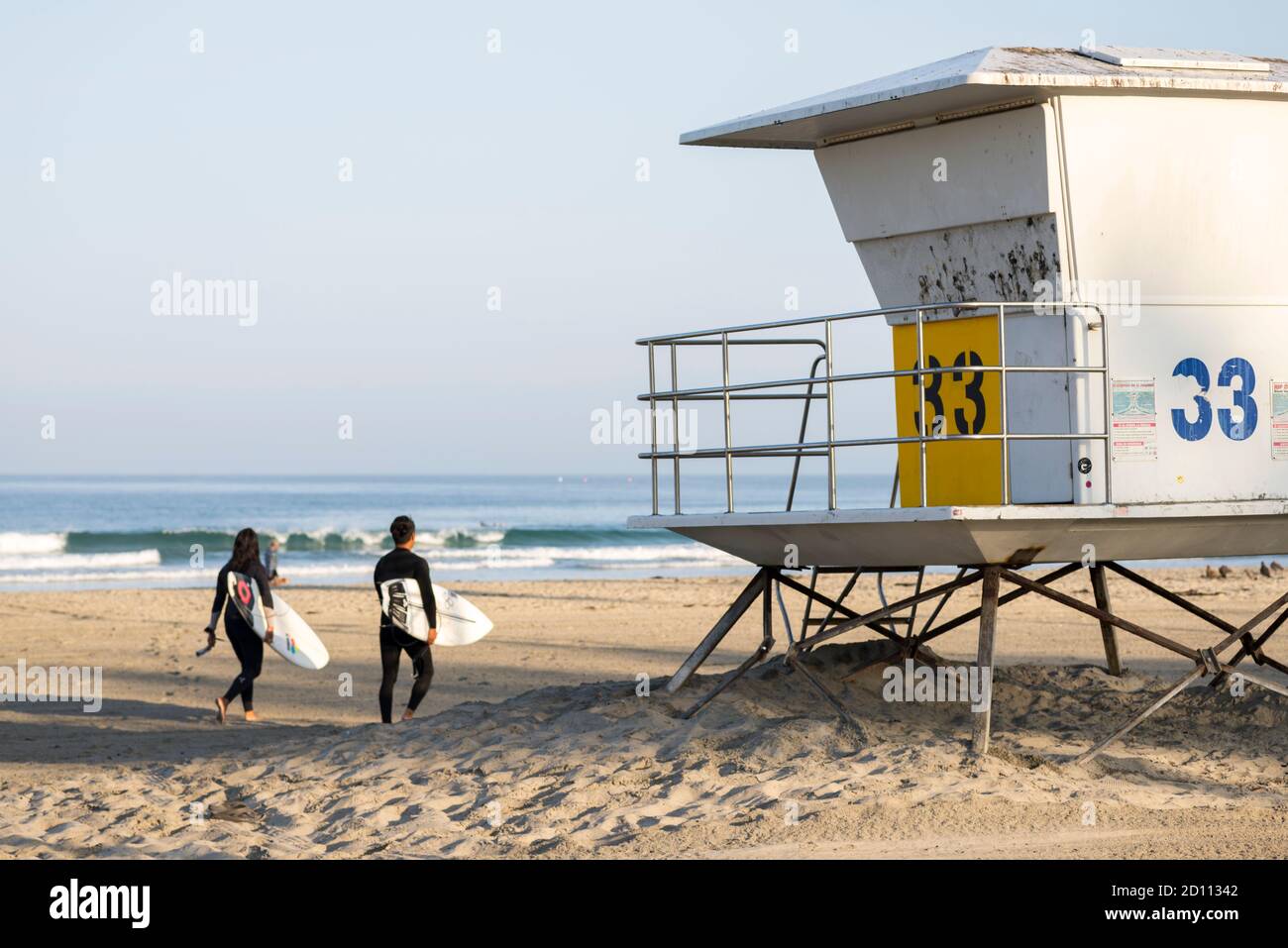Surfer und Rettungsschwimmer Turm am La Jolla Shores Strand. La Jolla, CA, USA. Stockfoto