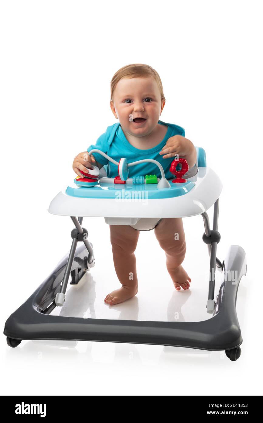 Baby- und Babyspaziergänger mit Spielzeug isoliert auf weiß Stockfoto