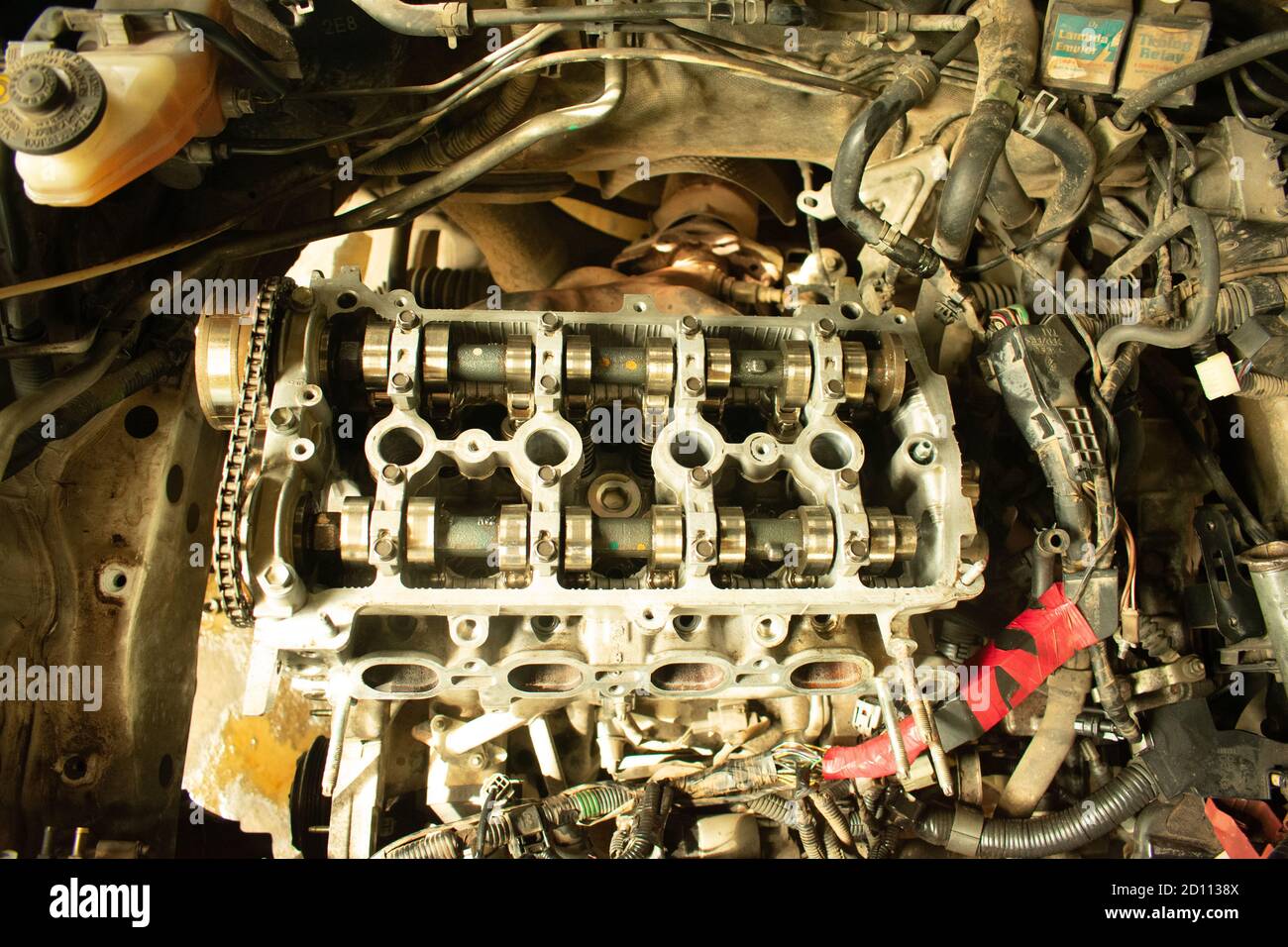 Mechaniker arbeiten, Open-Car-Motor in Reparatur in einem Service-Center von Bangladesch Industriearbeit Stockfoto