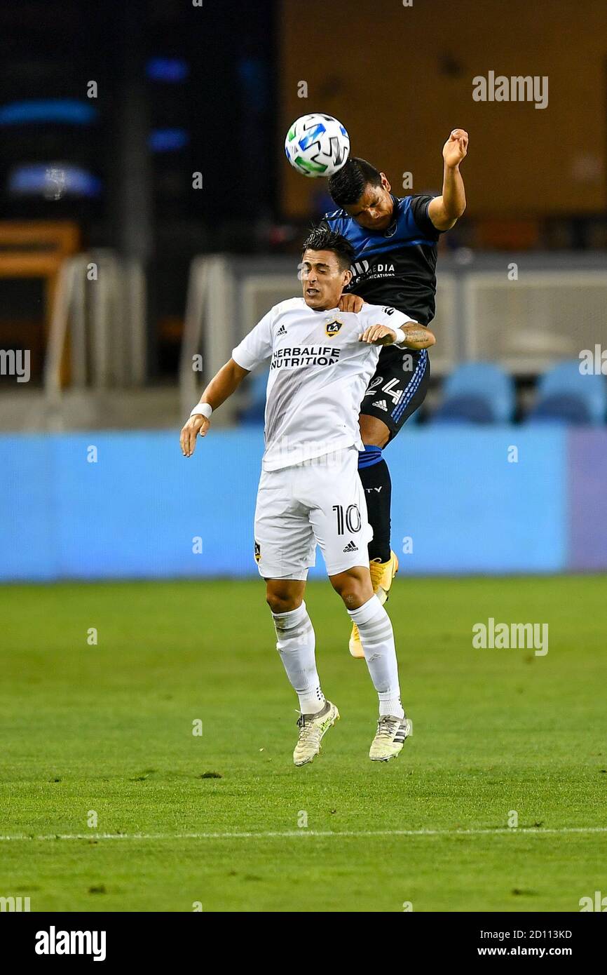 San Jose, Kalifornien, USA. Oktober 2020. San Jose Erdbeben Verteidiger Nick Lima (24) Kopf einen Ball über Los Angeles Galaxy Forward Cristian Pavon (10) während der MLS-Spiel zwischen der LA Galaxy und den San Jose Erdbeben im Avaya-Stadion in San Jose, Kalifornien. Chris Brown/CSM/Alamy Live News Stockfoto