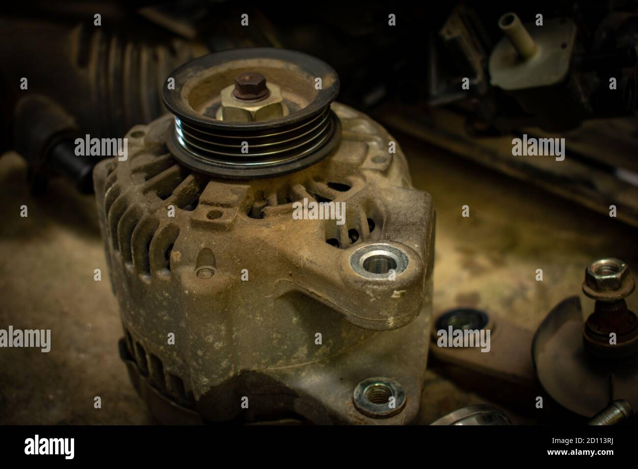 Autoteile: Moderner Elektromotor bei der Reparatur im Fertigungszentrum. Stockfoto