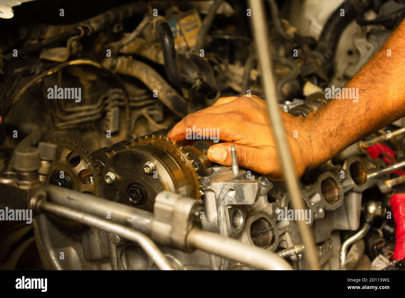 Reparatur persönlicher Auto-Motor und Nahaufnahme Hand des Arbeiters Mann im Kfz-Servicezentrum oder in der Garage Stockfoto