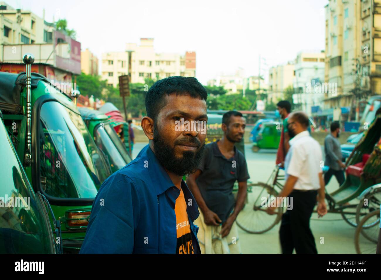 DHAKA, BANGLADESH- SEPTEMBER 30, 2020 : Porträt eines Mannes, der ein TAXI oder CNG-Fahrer in Dhaka, Bangladesh ist und auf seine Kunden wartet Stockfoto