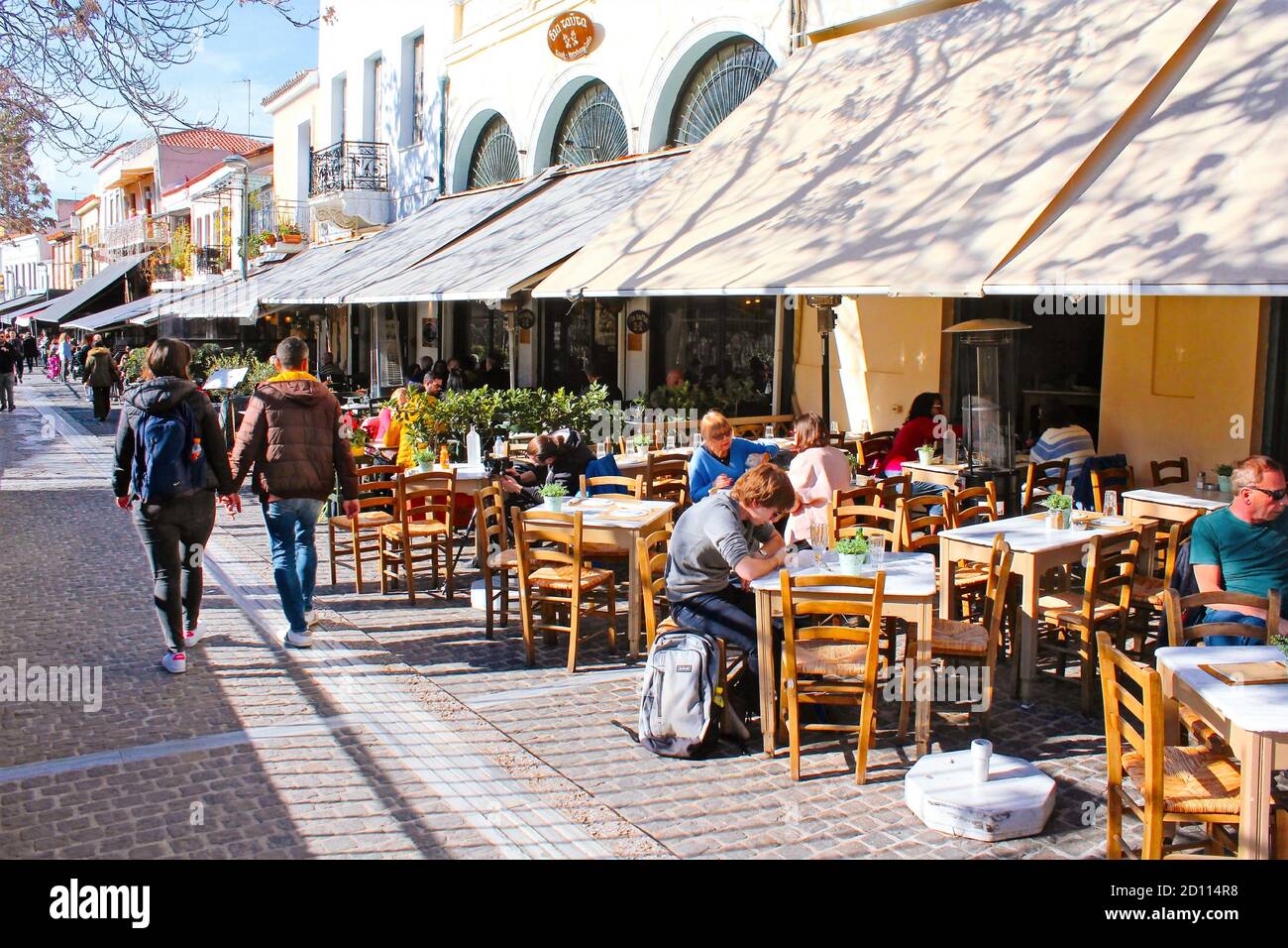 Straße mit Kaffeebars und traditionellen Restaurants in Monastiraki, Athen, Griechenland, 4. Februar 2020. Stockfoto
