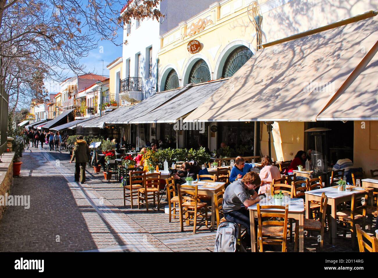 Straße mit Kaffeebars und traditionellen Restaurants in Monastiraki, Athen, Griechenland, 4. Februar 2020 Stockfoto