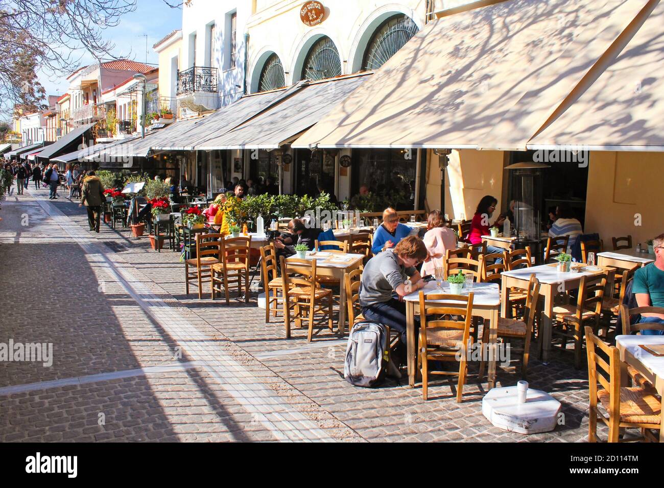 Straße mit Kaffeebars und traditionellen Restaurants in Monastiraki, Athen, Griechenland, 4. Februar 2020 Stockfoto