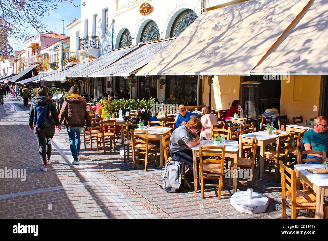 Straße mit Kaffeebars und traditionellen Restaurants in Monastiraki, Athen, Griechenland, 4. Februar 2020 Stockfoto