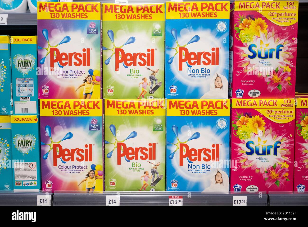 Boxen von Persil und Surf Waschpulver zum Verkauf in einem Supermarkt in Cardiff, Wales, Vereinigtes Königreich. Stockfoto