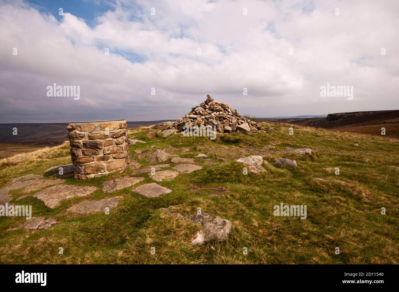 Cairn und Toposcope auf Lost Lad in der Nähe des Gipfels des Back Tor am Derwent Edge im Peak District National Park, England, Großbritannien Stockfoto
