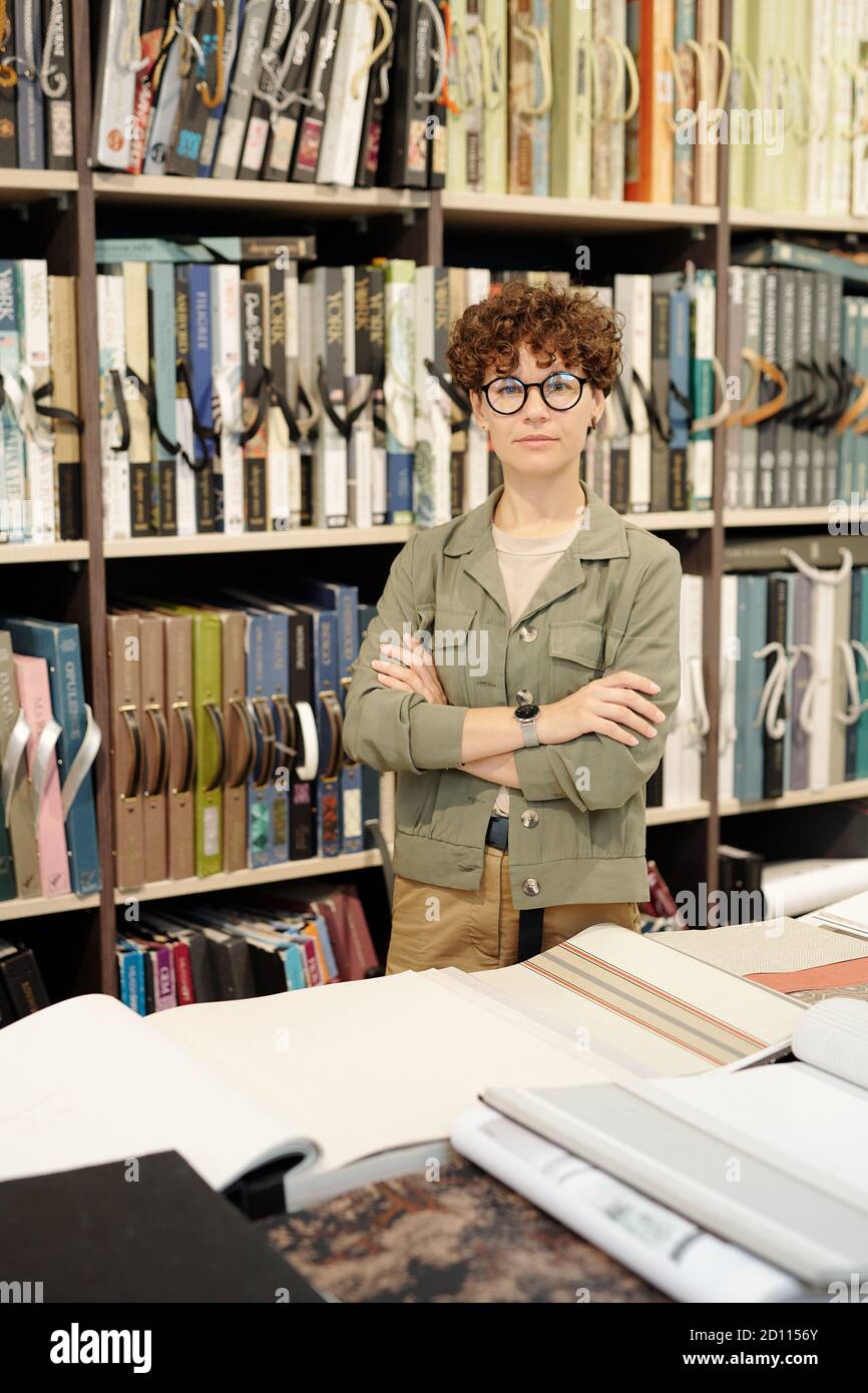 Junge Brünette weibliche Shop Assistant oder Manager von Studio Innenarchitektur Stockfoto