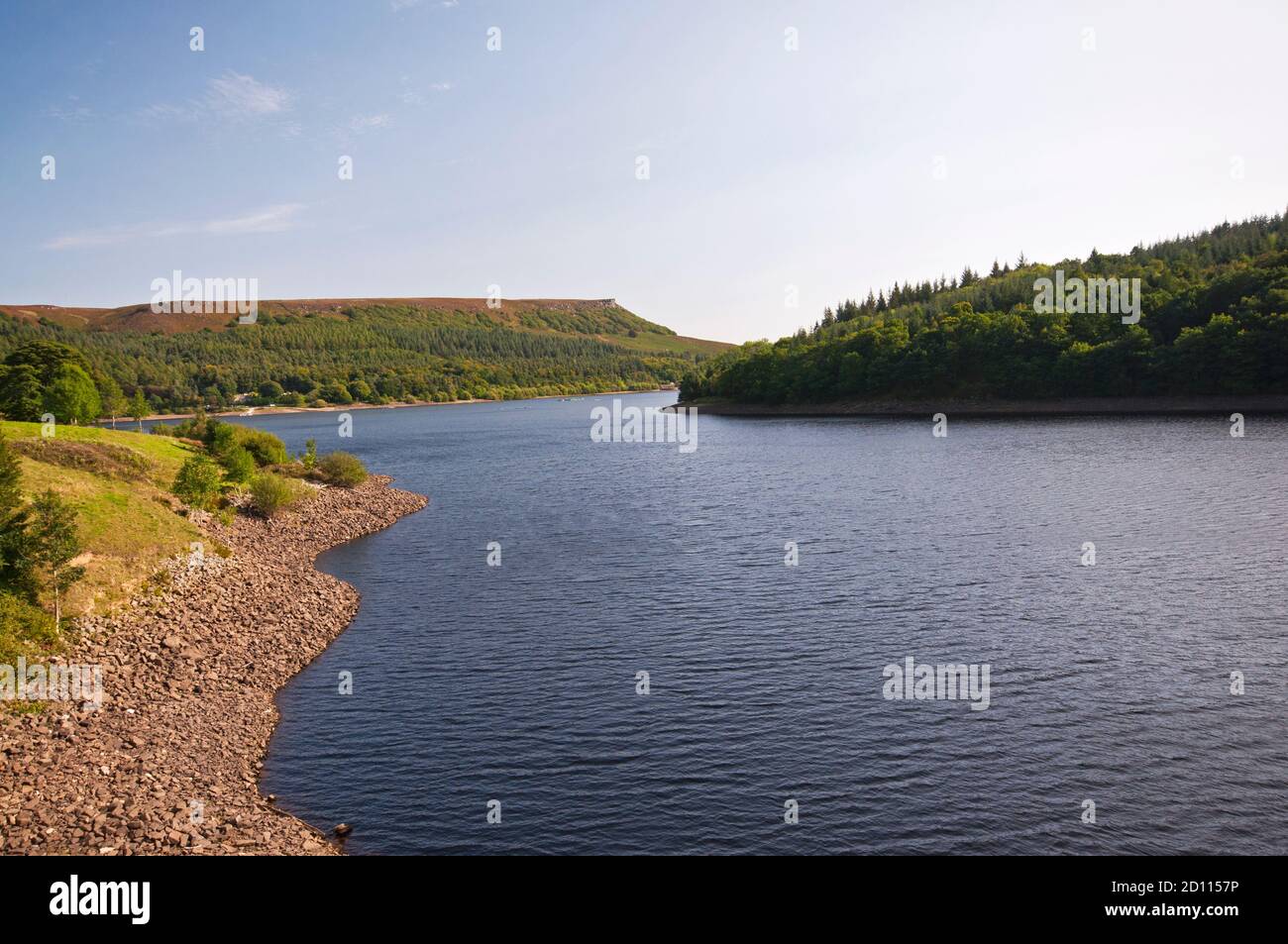 Ladybower Reservoir mit Bamford Edge in der Ferne, Spätsommer/Frühherbst im Peak District National Park, England, Großbritannien Stockfoto