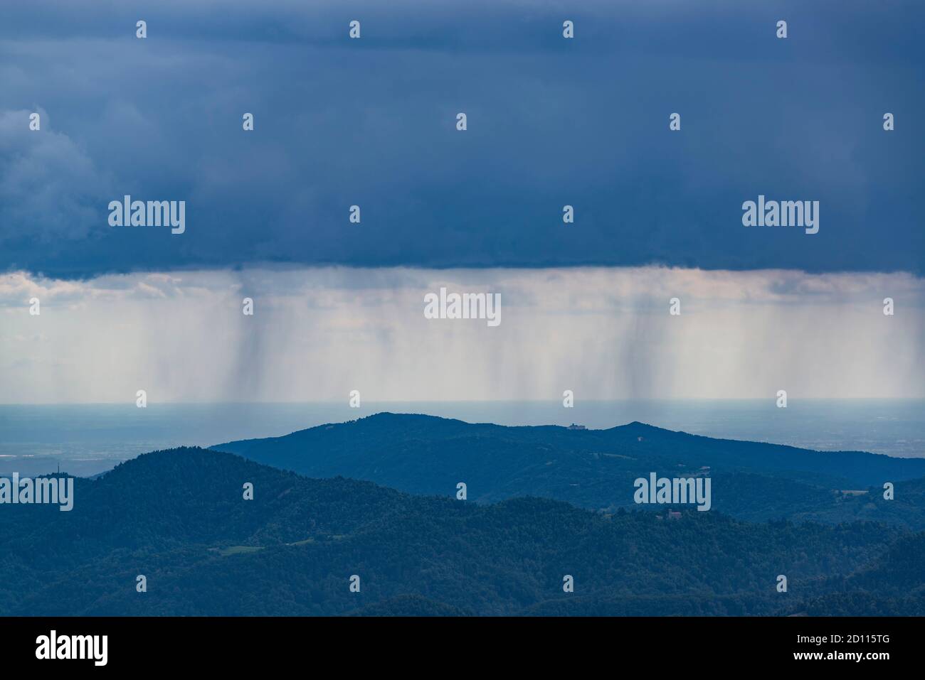 Regen in den Alpen. Regenwolken über den Berggipfeln. Soca-Tal, slowenien. Stockfoto