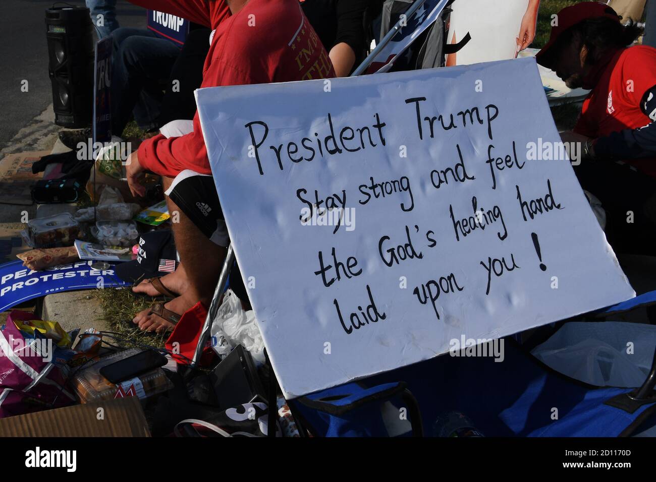 Bethesda, MD, USA. Okt. 2020. 10/4/20- Walter Reed Hospital - Bethesda, MD. Trump-Anhänger zeigen ihre Unterstützung außerhalb des Walter Reed Hospital, wo Präsident Donald Trump aufgenommen und wegen COVID 19 behandelt wurde. Anhänger kamen in Zahlen vorbei fahren und winken Fahnen und chanten gute Wünsche. Quelle: Christy Bowe/ZUMA Wire/Alamy Live News Stockfoto