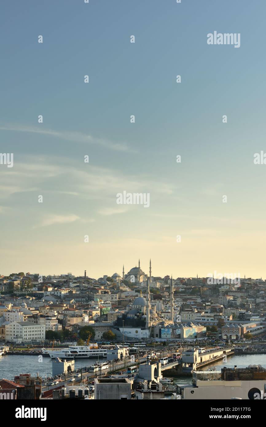 Blick auf Eminönü und das Goldene Horn, einschließlich Galata-Brücke, Nuruosmaniye Moschee und Neue Moschee bei Sonnenuntergang, Istanbul, Türkei Stockfoto