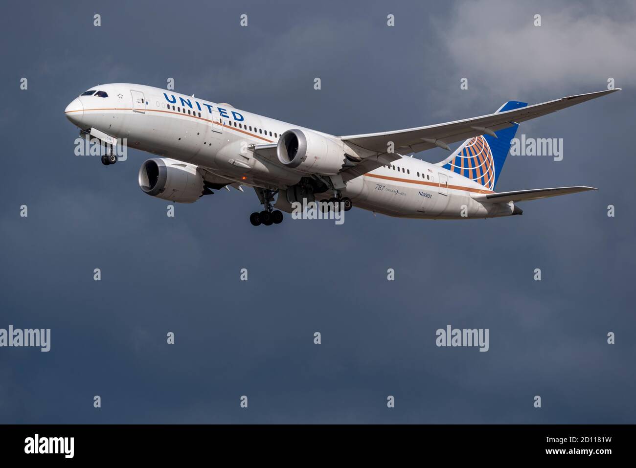 United Airlines Boeing 787 -8 Dreamliner Jet Airliner Flugzeug N29907 Start bei schlechtem Wetter vom Flughafen London Heathrow, Großbritannien. Bedrohlicher Himmel Stockfoto