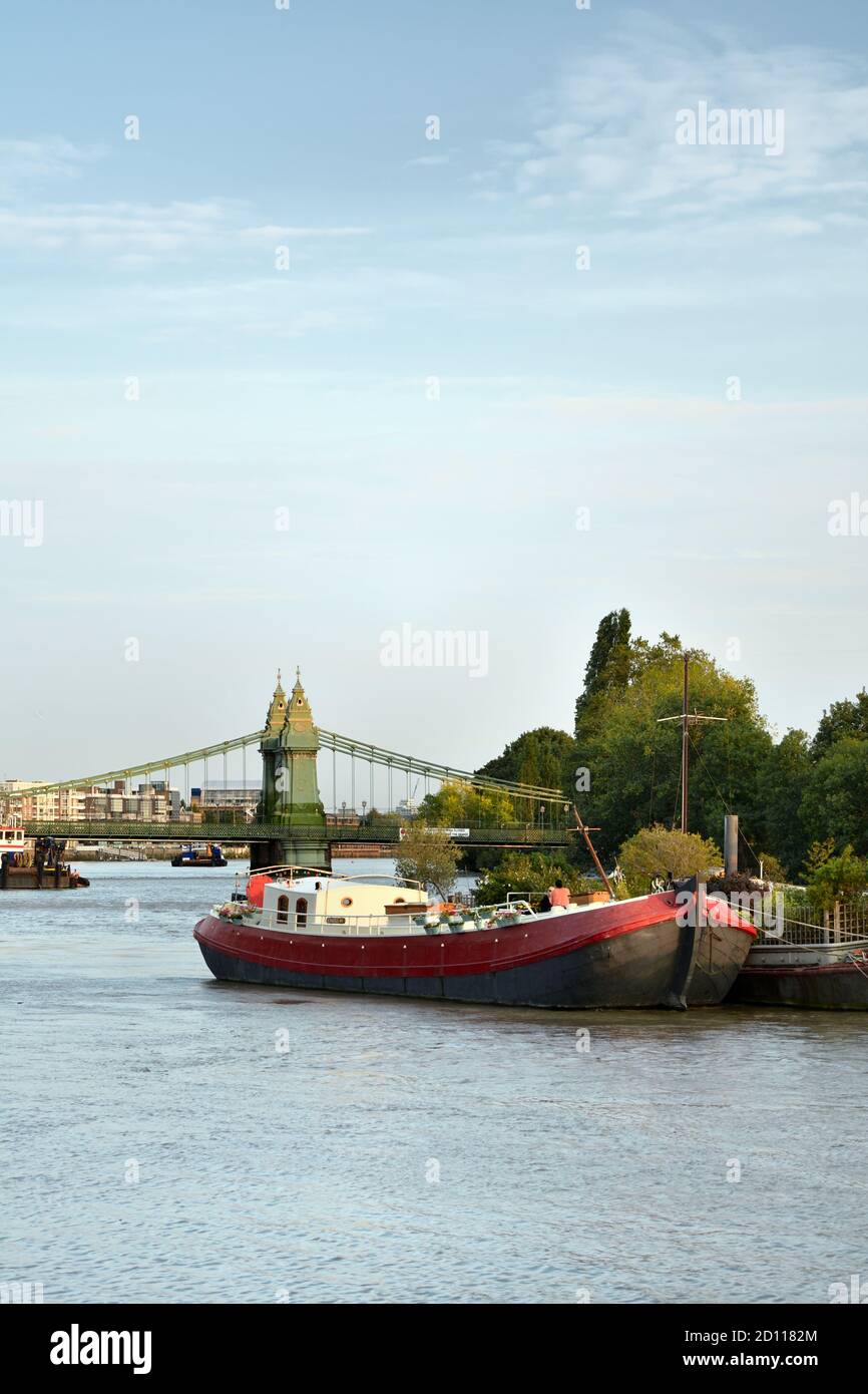 Bootshaus auf der Themse. Hammersmith Bridge, viktorianische Hängebrücke, London Stockfoto