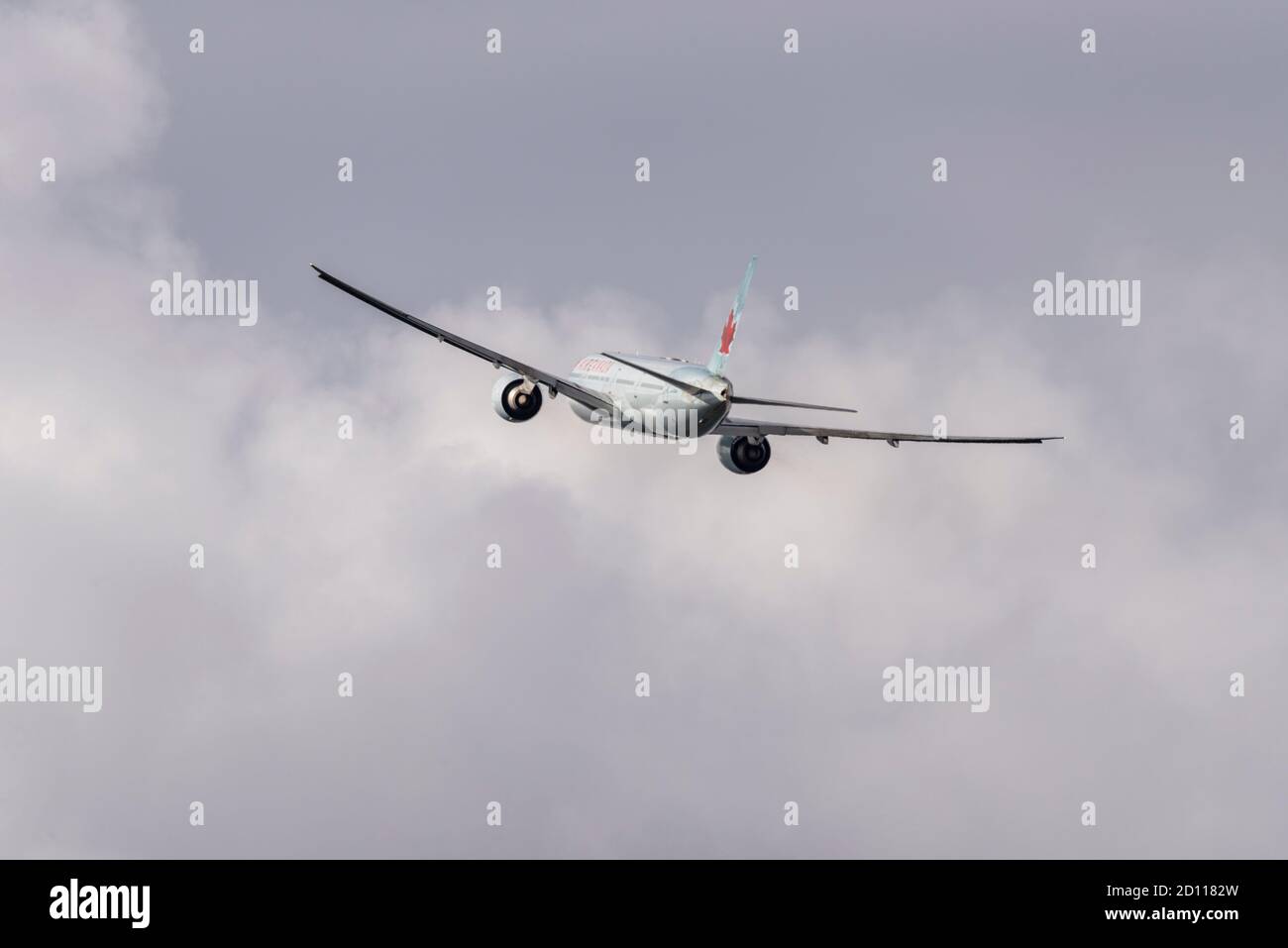 Air Canada Boeing 777 -300 Jet-Linienflugzeug C-FIVR, das bei schlechtem Wetter vom Flughafen London Heathrow, Großbritannien, abfliegt. Wegfliegen, in Wolken klettern Stockfoto