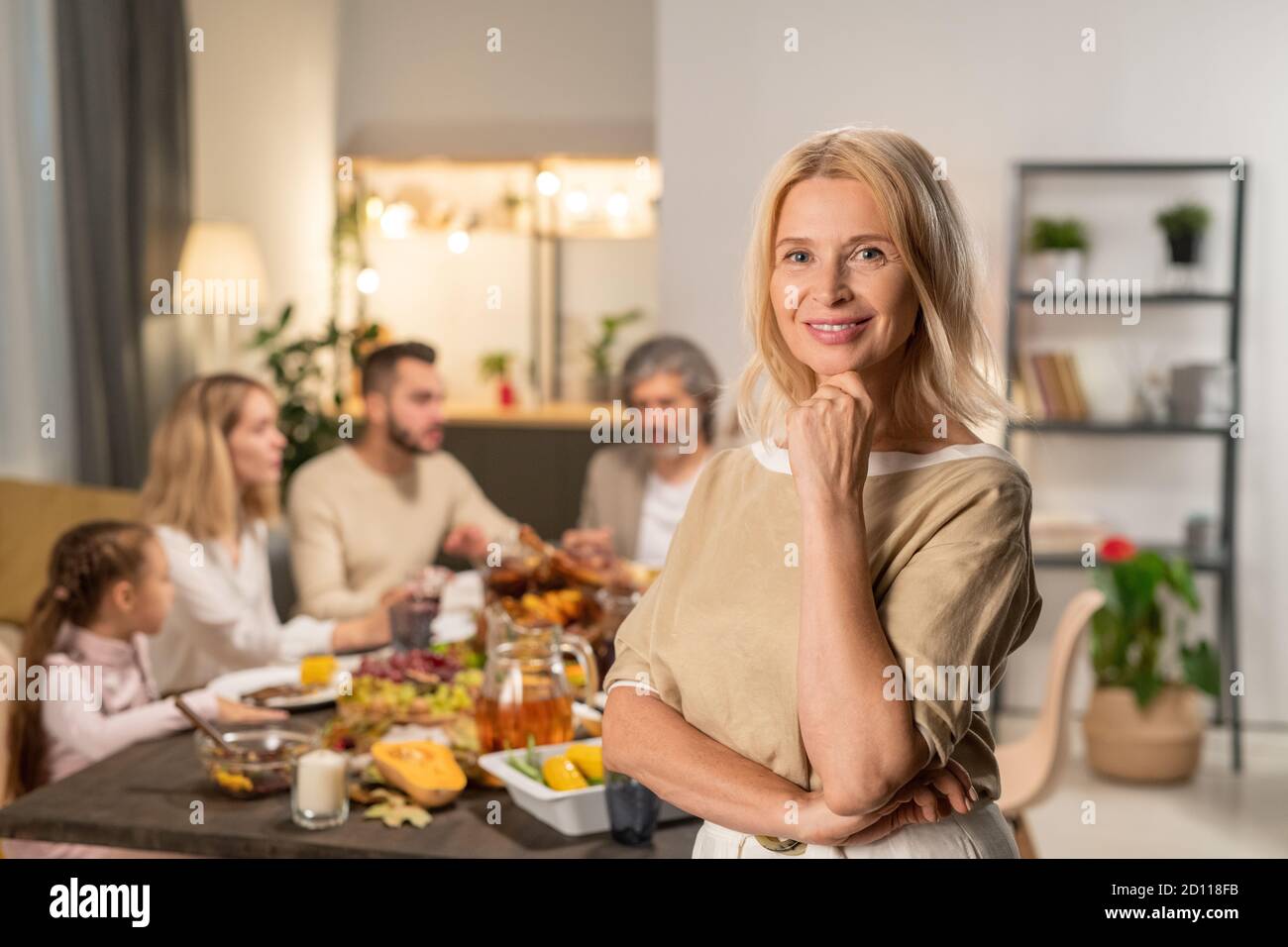 Glücklich reifen weiblich stehen vor der Kamera gegen große Familienrestaurant Stockfoto