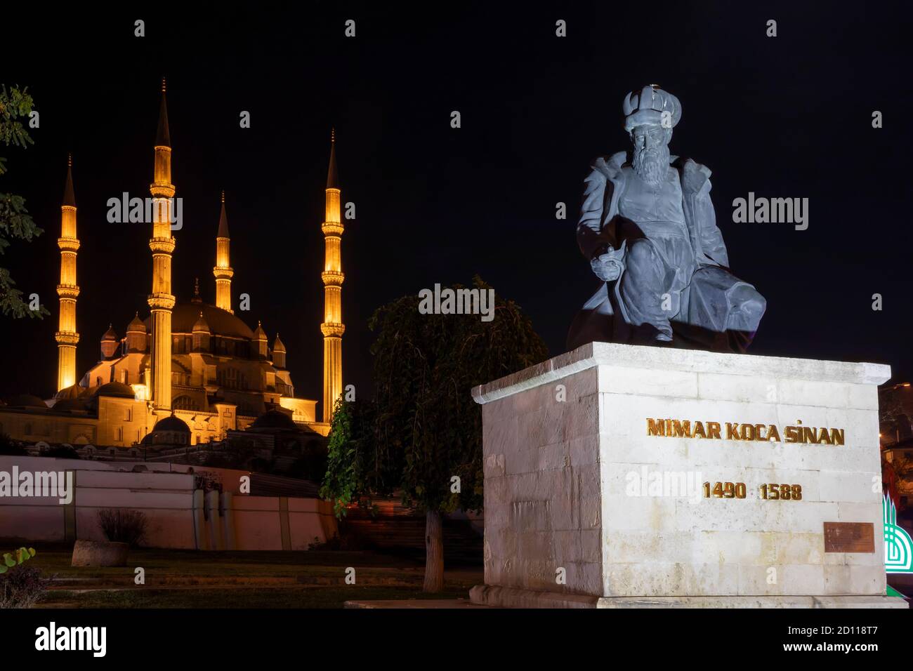 Die Selimiye Moschee ist eine osmanische kaiserliche Moschee, die sich in der Stadt Edirne befindet. Allgemeine Ansicht von Selimiye Moschee mit Denkmälern und Statue Stockfoto