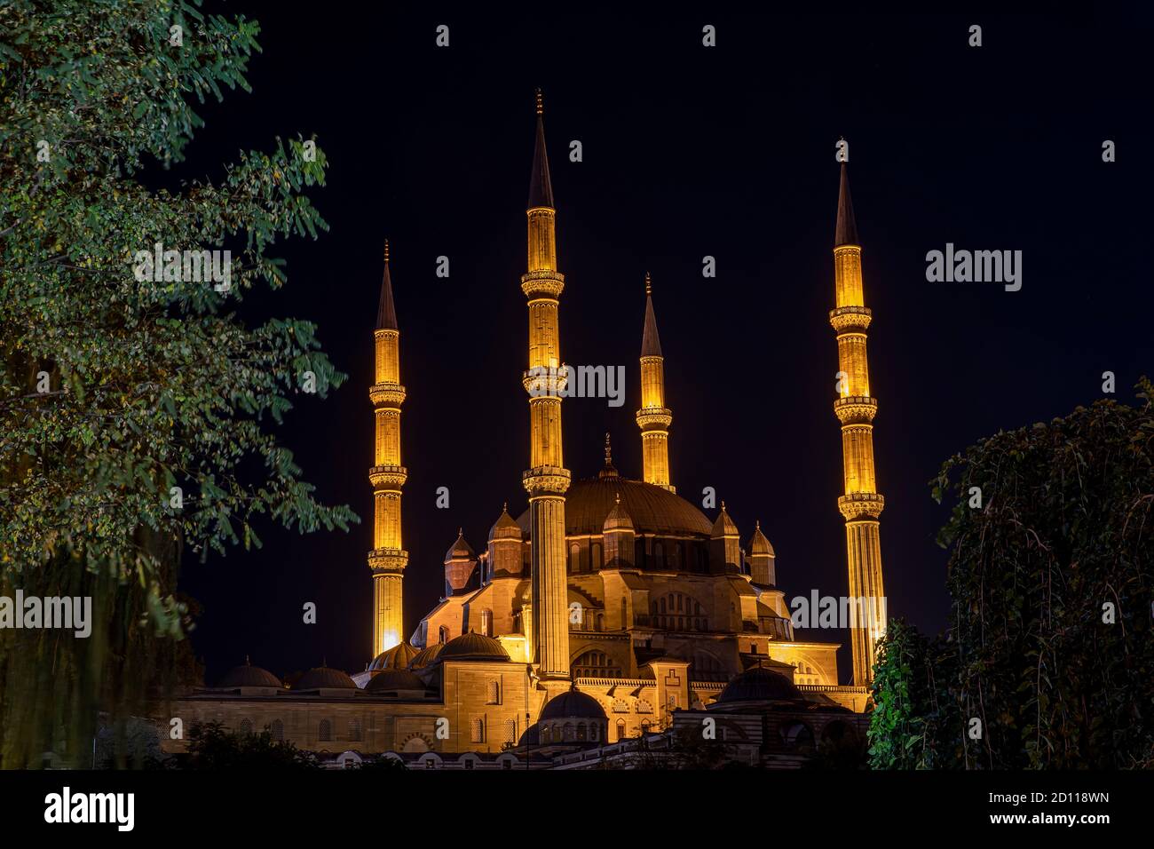 Die Selimiye Moschee ist eine osmanische kaiserliche Moschee, die sich in der Stadt Edirne befindet. Allgemeine Ansicht von Selimiye Moschee mit Denkmälern und Statue Stockfoto