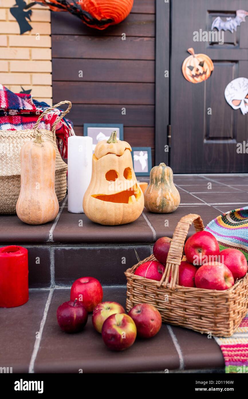 Gruppe von reifen halloween Kürbisse, Haufen von Äpfeln im Korb und andere Sachen Stockfoto
