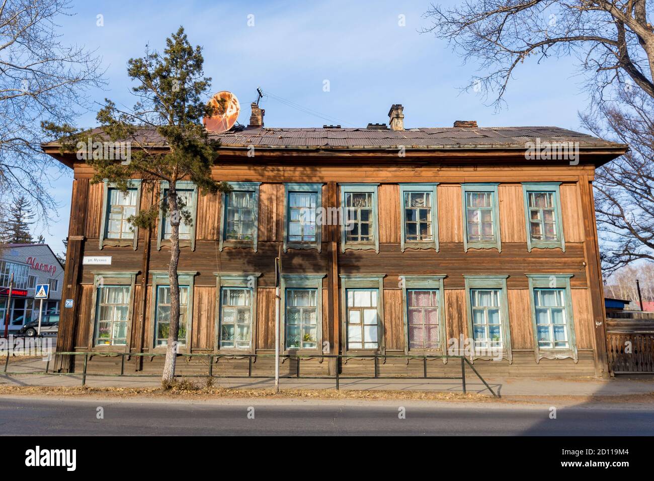 Alte hölzerne Wohnanlage zweistöckiges Haus in der Mitte einer Stadtstraße in Russland. Stockfoto