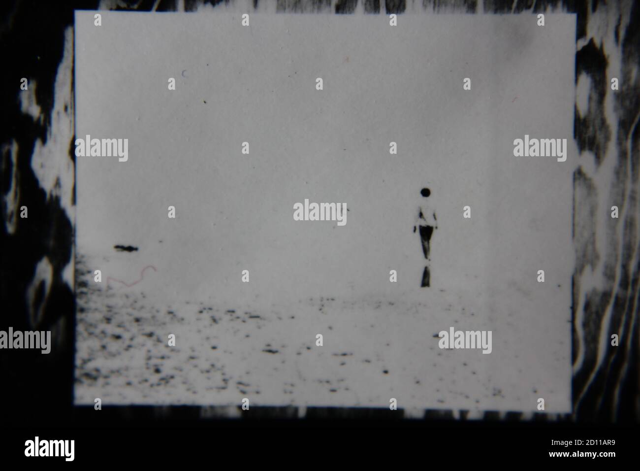 Feine Schwarz-Weiß-Vintage-Fotografie aus den 1970er Jahren eines einsamen Menschen, der mitten im Nirgendwo steht. Stockfoto