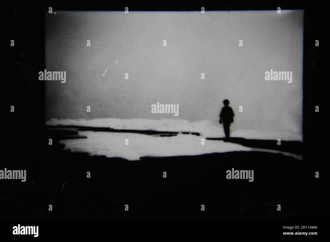 Feine Schwarz-Weiß-Vintage-Fotografie aus den 1970er Jahren eines einsamen Menschen, der mitten im Nirgendwo steht. Stockfoto
