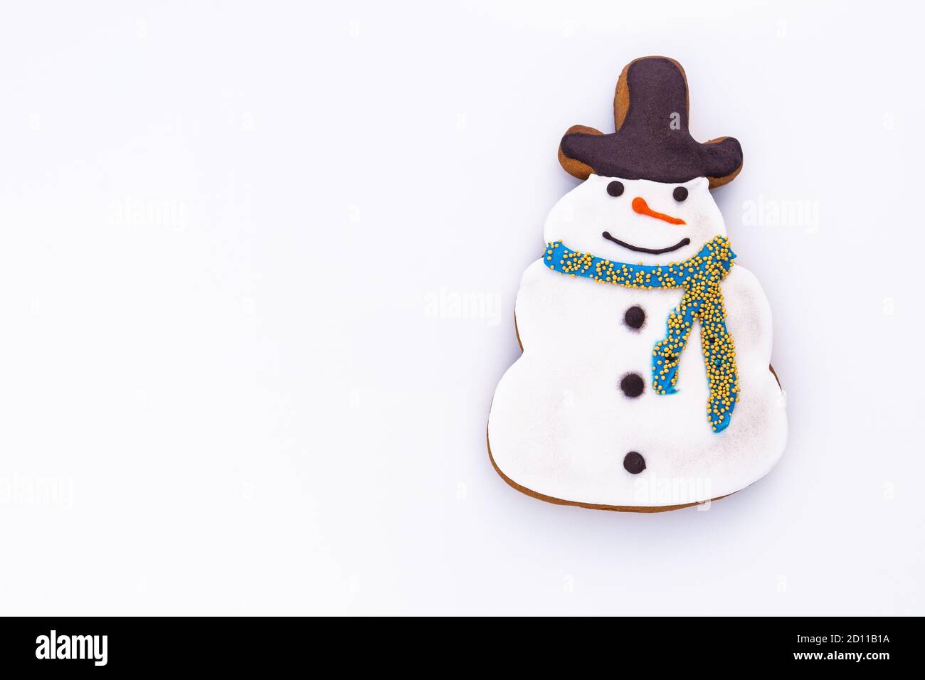 Schneemann geformte Lebkuchen auf einem weißen Hintergrund mit leerem Raum für Text. Stockfoto